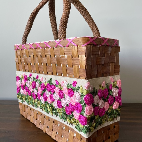 Silk embroidered bag with pink roses (medium) - Picture 2 of 7